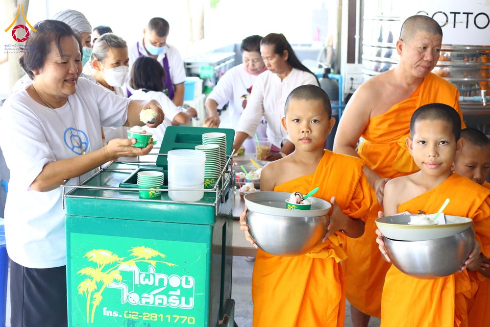 ภาพ No.320947:วันเสาร์ที่ 11 เมษายน พ.ศ.2569 พิธีตักบาตรฉลองสามเณรใหม่ ณ ศูนย์อบรมเยาวชนนครปฐม