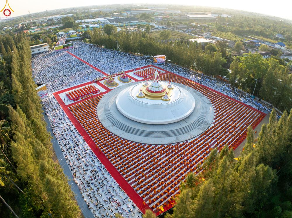 ภาพ No.292008:วันที่ 10 มกราคม พ.ศ. 2569 พิธีจุดประทีปถวายเป็นพุทธบูชา และบูชาธรรมมหาปูชนียาจารย์  ณ อนุสรณ์สถานคลองบางนางแท่น อ.สามพราน จ.นครปฐม ในโครงการธรรมยาตรา กตัญญูบูชา มหาปูชนียาจารย์ พระมงคลเทพมุนี(สด จนฺทสโร) พระผู้ปราบมาร อนุสรณ์สถาน 7 แห่ง ปีที่ 14