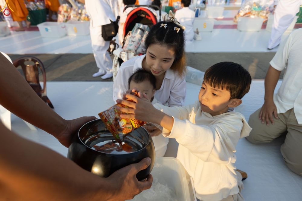 ภาพ No.279887:วันที่ 1 มกราคม พ.ศ.2569 พิธีตักบาตรในวันขึ้นปีใหม่ ณ ลานธรรม วัดพระธรรมกาย