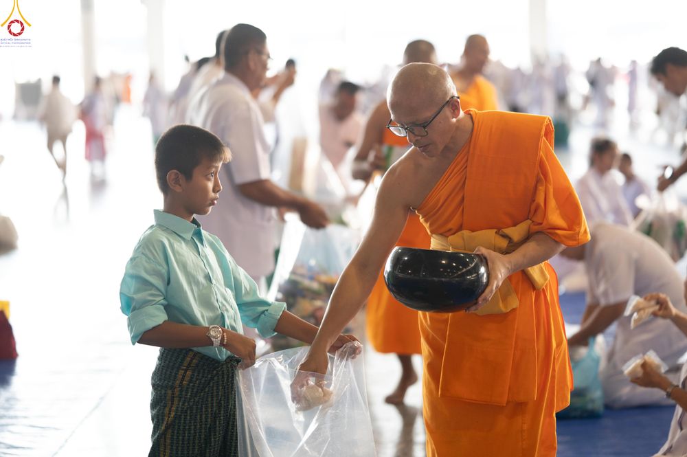 ภาพ No.318226:วันอาทิตย์ต้นเดือนที่ 5 เมษายน พ.ศ.2569 พิธีตักบาตร ณ บ้านแก้วเรือนทองคุณยายอาจารย์ฯ วัดพระธรรมกาย