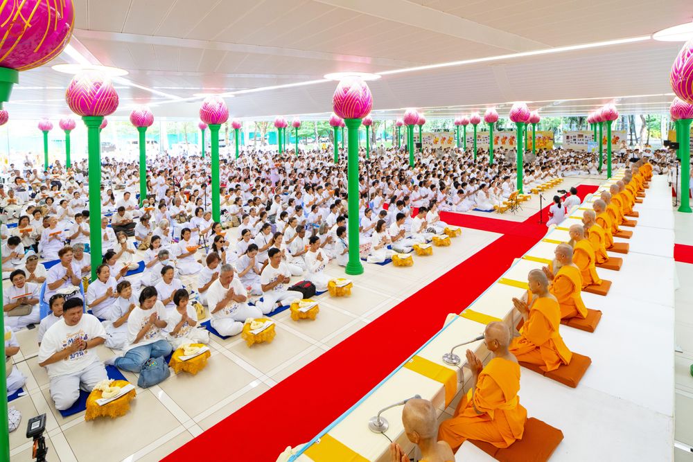 ภาพ No.330900:วันวิสาขบูชา อาทิตย์ที่ 31 พฤษภาคม พ.ศ.2569 พิธีบรรพชาสามเณรอุบาสก 11 ท่าน , พิธีถวายบาตรผ้าไตร และจตุปัจจัยไทยธรรม แด่สามเณร , พิธีอุปสมบทอุทิศชีวิต , พิธีกล่าวคำกัปปิยภัณฑ์  ณ อุโบสถพระไตรปิฎก วัดพระธรรมกาย จังหวัดปทุมธานี