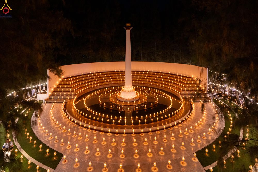 ภาพ No.290235:วันที่ 6 มกราคม พ.ศ. 2569 พิธีจุดประทีปถวายเป็นพุทธบูชา และบูชาธรรมมหาปูชนียาจารย์ (ภาพชุดที่ 2) ณ อนุสรณ์สถานมหาวิหารพระมงคลเทพมุนี (โลตัสแลนด์) อ.สองพี่น้อง จ.สุพรรณบุรี ในโครงการธรรมยาตรา กตัญญูบูชา มหาปูชนียาจารย์ พระมงคลเทพมุนี(สด จนฺทสโร) พระผู้ปรา