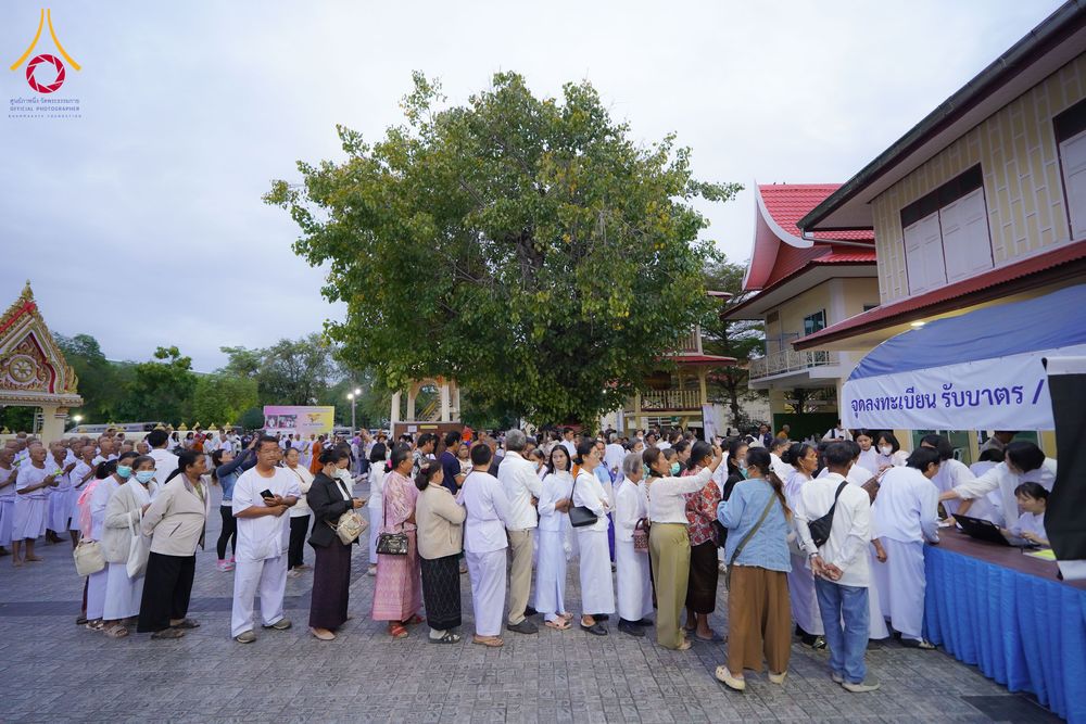 ภาพ No.278501:วันอาทิตย์ที่ 14 ธันวาคม พ.ศ.2568  พิธีเวียนประทักษิณ พิธีวันทาสีมาพระประธาน โครงการบวชบูชาธรรมมหาปูชนียาจารย์ ของศูนย์ปฏิบัติธรรมบุรีรัมย์ ณ วัดกลาง พระอารามหลวง จังหวัดบุรีรัมย์