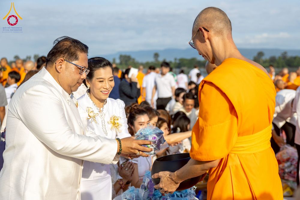 ภาพ No.250573:วันพุธที่ 8 ตุลาคม พ.ศ. 2568 พิธีตักบาตรเทโวโรหณะ ณ ลานธรรมปทุมรัตน์ธรรมเจดีย์ พุทธอุทยานนานาชาติ อ.โพนพิสัย จ.หนองคาย