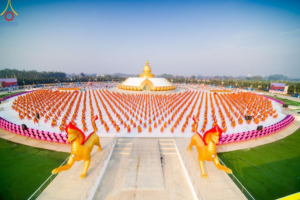 ภาพ No.201060:พิธีตักบาตรพระธรรมยาตรา ณ อนุสรณ์สถานลำดับที่ 5 สถานที่เผยแผ่วิชชาธรรมกายครั้งแรก อนุสรณ์สถานบางปลา วัดบางปลา อำเภอบางเลน จังหวัดนครปฐม ในโครงการธรรมยาตรา กตัญญูบูชา มหาปูชนียาจารย์ พระมงคลเทพมุนี(สด จนฺทสโร) พระผู้ปราบมาร อนุสรณ์สถาน 7 แห่ง ปีที่ 13