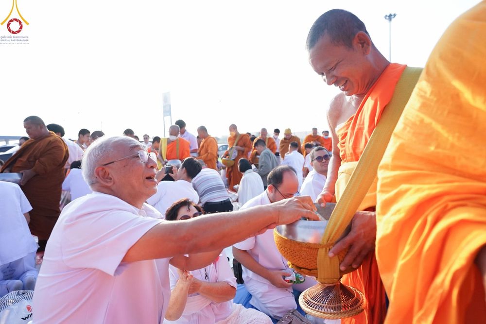 ภาพ No.180452:พิธีตักบาตรพระ ๑,๐๐๐ รูป ฉลองเมืองลำปาง ๑,๓๔๔ ปี วันเสาร์ที่ ๗ ธันวาคม พ.ศ. ๒๕๖๗ ณ ลานพระบรมราชานุสาวรีย์ พระนเรศวรมหาราช อ.เกาะคา จ.ลำปาง