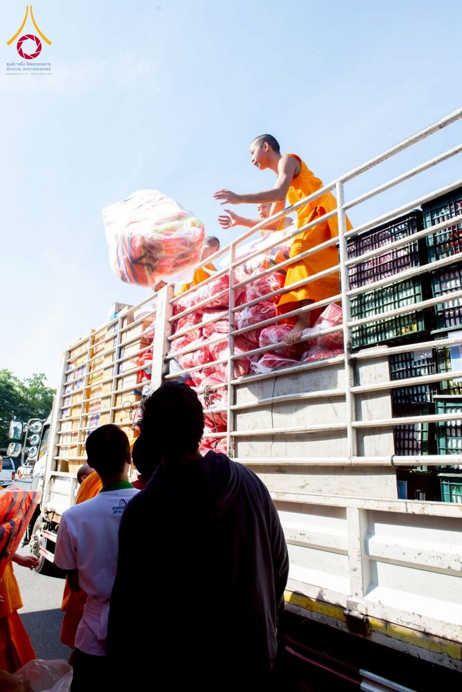 ภาพ No.273709:วันที่ 27 พฤศจิกายน พ.ศ. 2568 คณะศิษยานุศิษย์วัดพระธรรมกาย มูลนิธิธรรมกาย มอบอาหารและสิ่งของความช่วยเหลือให้พี่น้องชาวใต้ ผู้ประสบอุทกภัยน้ำท่วม