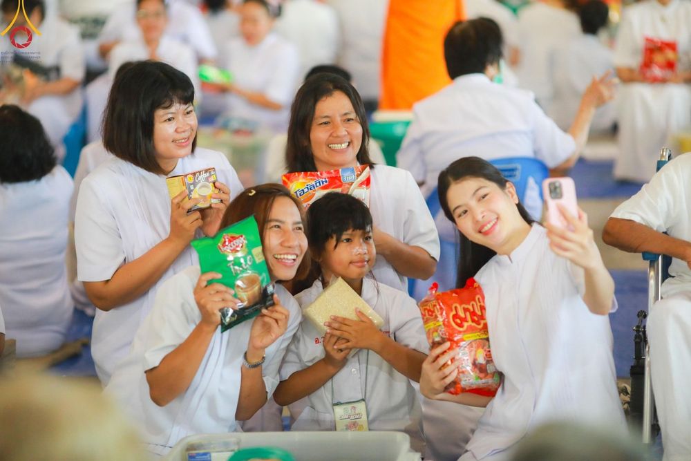 ภาพ No.158962:พิธีตักบาตร ในวันอาทิตย์ต้นเดือน วันที่ 6 ตุลาคม พ.ศ. 2567 ณ สภาธรรมกายสากล วัดพระธรรมกาย