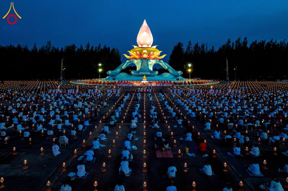 ภาพ No.250482:วันอังคารที่ 7 ตุลาคม พ.ศ. 2568 พิธีจุดประทีปบูชาพระรัตนตรัย ณ ลานธรรมปทุมรัตน์ธรรมเจดีย์ พุทธอุทยานนานาชาติ อ.โพนพิสัย จ.หนองคาย