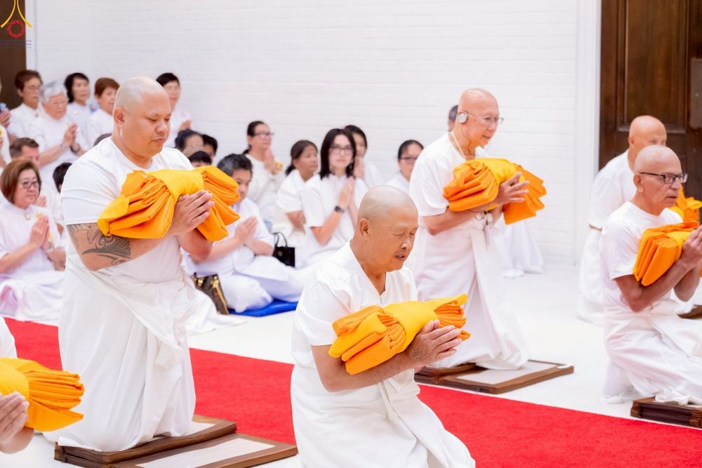 ภาพ No.252270:วันที่ 4-5 ตุลาคม พ.ศ. 2568  วัดพระธรรมกายแคลิฟอร์เนีย ประเทศสหรัฐอเมริกา ได้จัดพิธีตัดปอยผม โดยคณะสงฆ์ ญาติ ๆ และสาธุชน ให้กับนาคธรรมทายาท 8 ท่าน และได้จัดพิธีบรรพชา-อุปสมบท ฉลองพิธีทอดกฐินบรมจักรพรรดิ สร้างอุโบสถ 82 ปี บูชาธรรมหลวงพ่อธัมมชโย