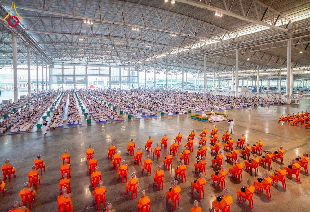 ภาพ No.256803:วันที่ 5 ตุลาคม พ.ศ. 2568 พิธีตักบาตร ข้าวสารอาหารแห้ง ณ บ้านแก้วเรือนทองคุณยายฯ สภาธรรมกายสากล วัดพระธรรมกาย