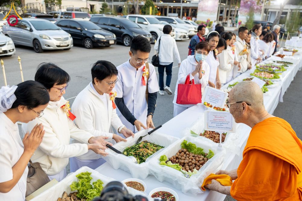 ภาพ No.194404:พิธีถวายภัตตาหารเป็นสังฆทาน แด่พระธรรมยาตรา ณ อนุสรณ์สถานมหาวิหารพระมงคลเทพมุนี (โลตัสแลนด์) อ.สองพี่น้อง จ.สุพรรณบุรี ในโครงการธรรมยาตรา กตัญญูบูชา มหาปูชนียาจารย์ พระมงคลเทพมุนี(สด จนฺทสโร) พระผู้ปราบมาร ปีที่ 13 วันที่ 13 มกราคม พ.ศ.2568
