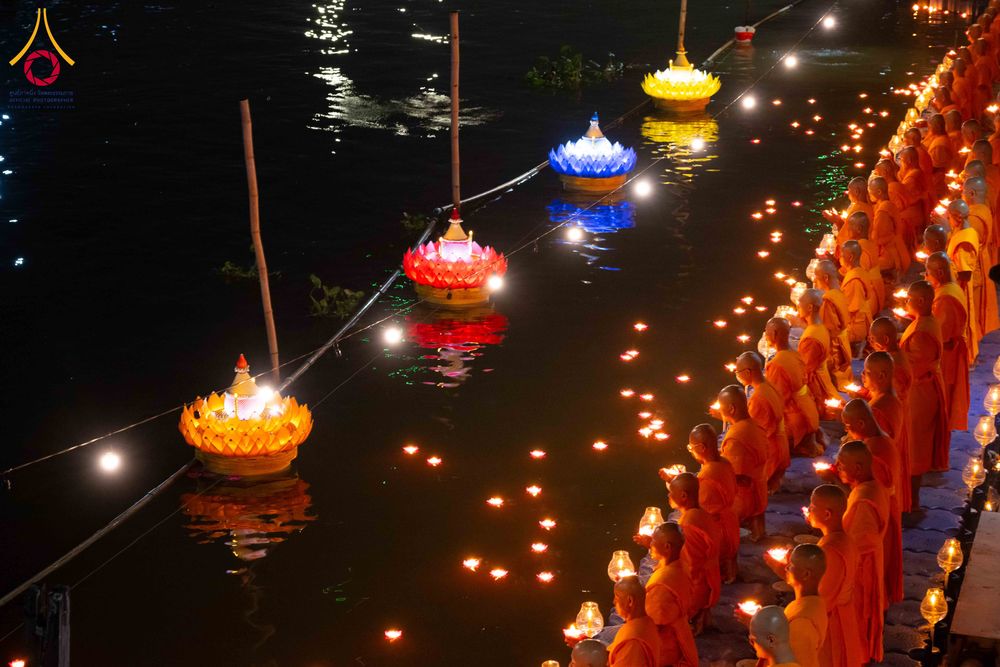 ภาพ No.297474:วันที่ 16 มกราคม พ.ศ. 2569 พิธีลอยประทีปธรรมถวายเป็นพุทธบูชา และบูชาธรรมมหาปูชนียาจารย์  ณ วัดโบสถ์บน ต.บางคูเวียง จ.นนทบุรี อนุสรณ์สถานลำดับที่ 4 สถานที่เกิดด้วยกายธรรม ในโครงการธรรมยาตรา กตัญญูบูชา มหาปูชนียาจารย์ พระมงคลเทพมุนี(สด จนฺทสโร) พระผู้ปราบม