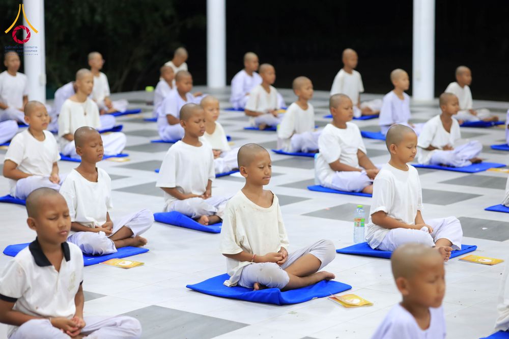 ภาพ No.319934:วันที่ 1 เมษายน พ.ศ.2569 นาคน้อยว่าที่สามเณรธรมทายาท จำนวน 98 คน  ร่วมกันสวดมนต์ทำวัตรเย็นและนั่งสมาธิ ณ ศูนย์ปฏิบัติธรรมบุรีรัมย์ จ.บุรีรัมย์