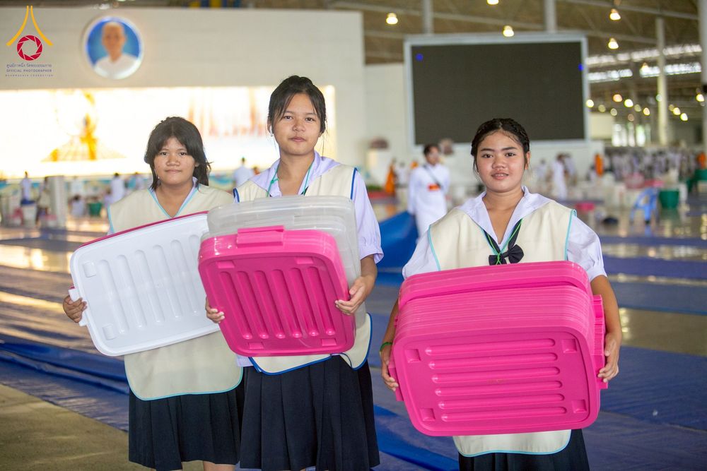 ภาพ No.256890:วันที่ 5 ตุลาคม พ.ศ. 2568 พิธีตักบาตร ข้าวสารอาหารแห้ง ณ บ้านแก้วเรือนทองคุณยายฯ สภาธรรมกายสากล วัดพระธรรมกาย