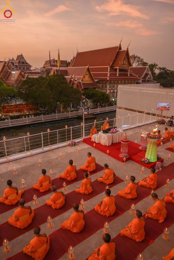 ภาพ No.201691:พิธีจุดประทีปถวายเป็นพุทธบูชา และบูชาธรรมมหาปูชนียาจารย์ ณ อาคารธรรมยาตรา กตัญญูบูชามหาปูชนียาจารย์ ตรงข้ามวัดปากน้ำภาษีเจริญ จ.กรุงเทพมหานคร ในโครงการธรรมยาตรา กตัญญูบูชา มหาปูชนียาจารย์ พระมงคลเทพมุนี(สด จนฺทสโร) พระผู้ปราบมาร อนุสรณ์สถาน 7 แห่ง
