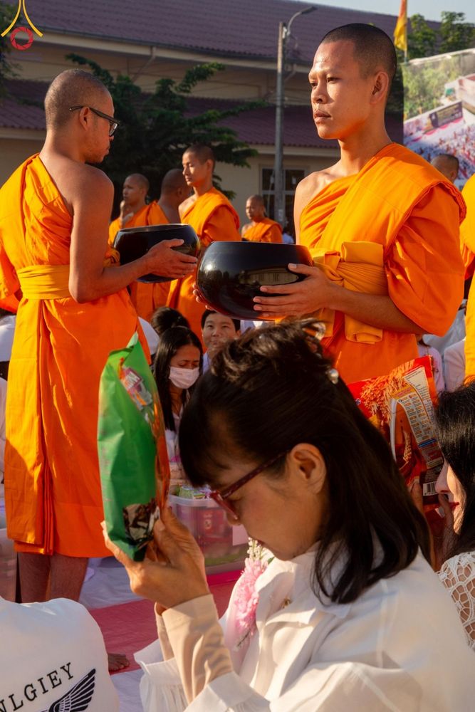 ภาพ No.197759:พิธีตักบาตรพระธรรมยาตรา ณ อนุสรณ์สถานลำดับที่ 4 สถานที่เกิดด้วยกายธรรม วัดโบสถ์(บน) ต.บางคูเวียง จ.นนทบุรี ในโครงการธรรมยาตรา กตัญญูบูชา มหาปูชนียาจารย์ พระมงคลเทพมุนี(สด จนฺทสโร) พระผู้ปราบมาร อนุสรณ์สถาน 7 แห่ง ปีที่ 13 วันที่ 19 มกราคม พ.ศ. 2568