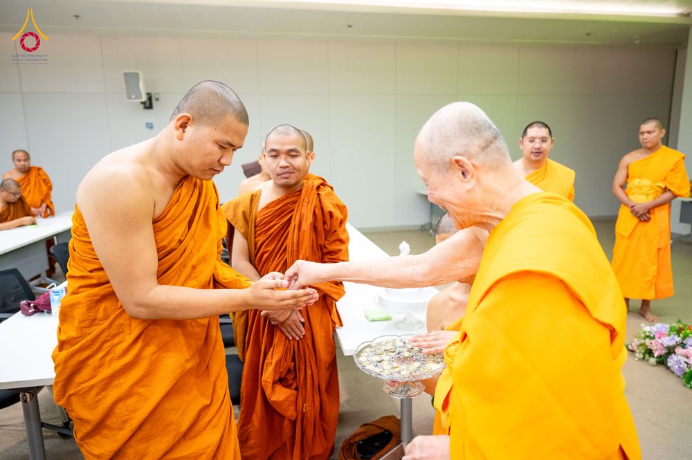 ภาพ No.323366:หลวงพ่อทัตตชีโว รองเจ้าอาวาสวัดพระธรรมกาย ถวายการต้อนรับปฏิสันถารคณะสงฆ์จากประเทศศรีลังกา