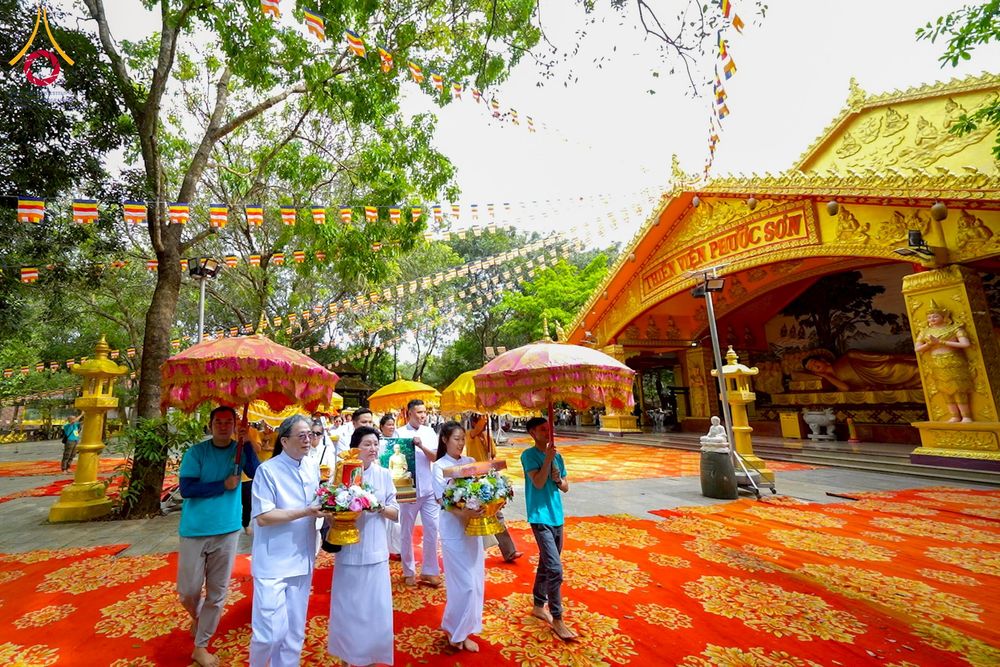 ภาพ No.274083:วันที่ 23 พฤศจิกายน พ.ศ. 2568 ประธานมูลนิธิธรรมกาย ถวายปัจจัยสมทบกฐินแด่ วัดเทียนเวียนเฟื้อกเซิน ศูนย์วิปัสสนาที่มีชื่อเสียง มากกว่า 50 ปีในเวียดนาม