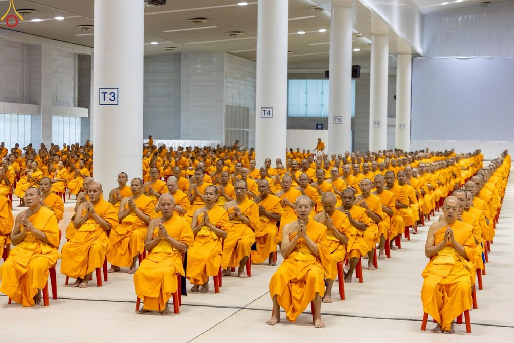 ภาพ No.233741:วันเสาร์ที่ 19 กรกฎาคม พ.ศ.2568 วันมหารำลึก ครั้งที่ 35 พิธีรำลึกถึงนักสร้างบารมี , พิธีสวดพระพุทธมนต์ , พิธีทอดผ้าบังสกุลและถวายไทยธรรม วัดพระธรรมกาย