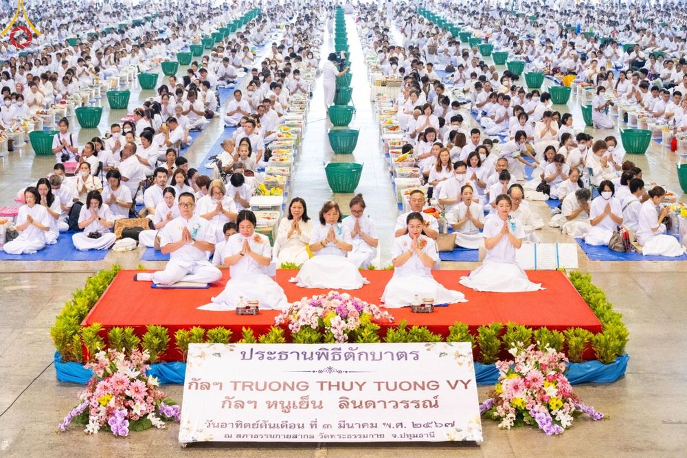 ภาพ No.126487:พิธีตักบาตร ในวันอาทิตย์ต้นเดือนที่ 3 มีนาคม พ.ศ. 2567 ณ บ้านแก้วเรือนทองคุณยายฯ วัดพระธรรมกาย