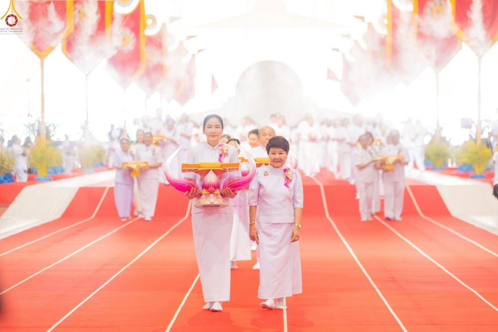 ภาพ No.277453:วันอาทิตย์ต้นเดือนที่ 7 ธันวาคม พ.ศ.2568 พิธีทอดผ้าป่าต้นสมบัติจักรพรรดิ ณ สภาธรรมกายสากล วัดพระธรรมกาย