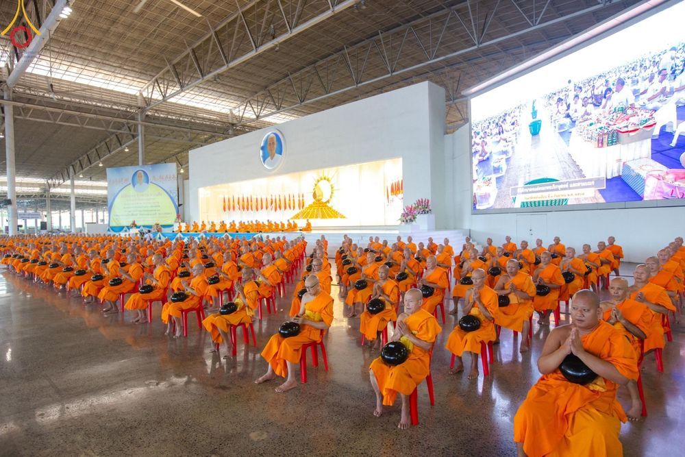ภาพ No.150970:พิธีตักบาตร ในวันอาทิตย์ต้นเดือน วันที่ 1 กันยายน พ.ศ. 2567 ณ สภาธรรมกายสากล วัดพระธรรมกาย
