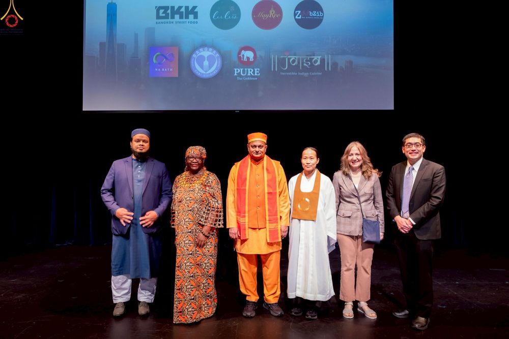 ภาพ No.249739:วันอาทิตย์ที่ 28 กันยายน พ.ศ. 2568 การปฏิบัติธรรมบูชาธรรม 108 ปี แห่งการบรรลุธรรมของหลวงปู่วัดปากน้ำ ได้จุดประทีปสันติภาพไปทั่วโลก และได้ร่วมเสวนาทางปัญญา เพื่อการขยายพระพุทธศาสนาวิชชาธรรมกายไปทั่วโลก  ในงาน HTC Newyork USA