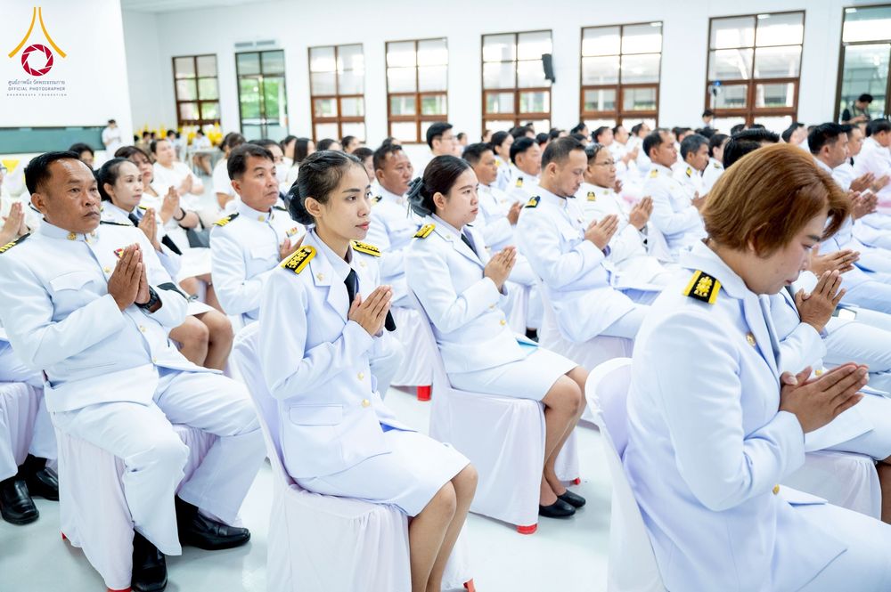 ภาพ No.275987:วันที่ 5 ธันวาคม พ.ศ. 2568 พสกนิกรอำเภอคลองหลวง พร้อมใจบำเพ็ญกุศลอุทิศถวาย “ในหลวงรัชกาลที่ 9” น้อมรำลึกในพระมหากรุณาธิคุณ เนื่องในวันคล้ายวันพระบรมราชสมภพ วันชาติ และวันพ่อแห่งชาติ ณ อาคารปลูกศรัทธา 2 วัดพระธรรมกาย อำเภอคลองหลวง จังหวัดปทุมธานี