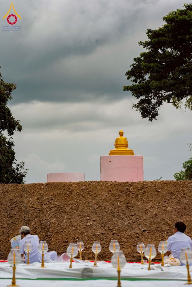 ภาพ No.261856:วันที่ 14 ตุลาคม พ.ศ. 2568 พิธีกลั่นแผ่นดิน โปรยทรายตอกเสาเข็มมหามงคลต้นแรก  สร้างองค์พระเจดีย์และจุดประทีปถวายเป็นพุทธบูชา ณ ศูนย์ปฏิบัติธรรมชัยนาท ต.ธรรมามูล อ.ชัยนาท จ.ชัยนาท