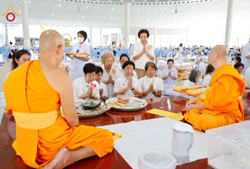 ภาพ No.263019:วันที่ 21 ตุลาคม พ.ศ. 2568 (วันพระ แรม 14 ค่ำ เดือน 11) พิธีบุพเปตพลี ครั้งที่ 171 ร่วมอุทิศบุญแด่หมู่ญาติที่ล่วงลับไปแล้ว และสืบทอดอายุพระพุทธศาสนา ณ หอฉันคุณยายอาจารย์ฯ วัดพระธรรมกาย