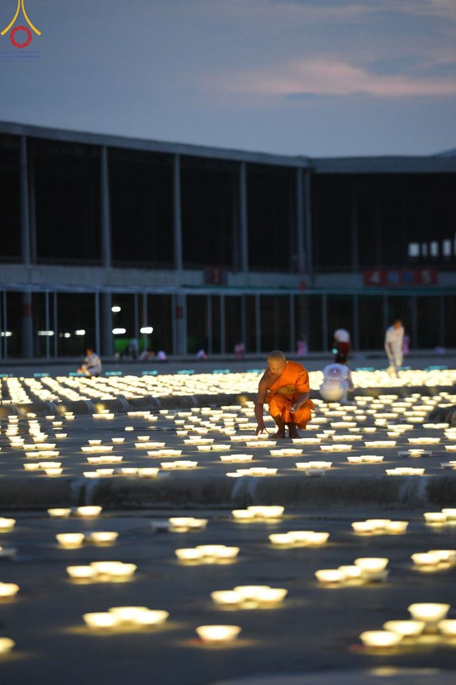 ภาพ No.154783:พิธีจุดประทีป, พิธีฉลองชัยสวดมนต์บทธัมมจักกัปปวัตนสูตร ณ มหารัตนวิหารคด วัดพระธรรมกาย วันอังคารที่ 17 กันยายน พ.ศ. 2567