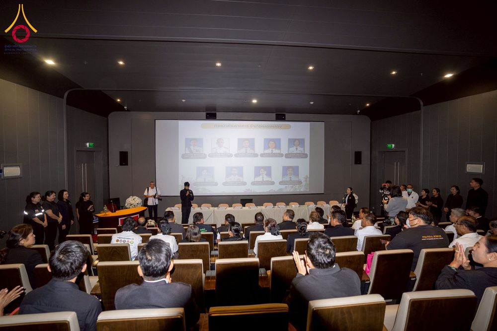 ภาพ No.271896:วันที่ 22 พฤศจิกายน พ.ศ. 2568 ผู้ว่าฯ ปทุมธานี ลงพื้นที่เยี่ยม “อำเภอคลองหลวง” พร้อมชมการเตรียมความพร้อมเทศกาลสวนดอกไม้ปทุมธานี “ทุ่งสวรรค์ ตะวันฉาย” ณ วัดพระธรรมกาย