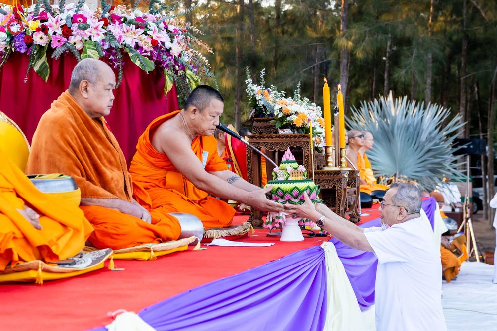 ภาพ No.103812:พิธีตักบาตรพระ 1,000 รูป ครั้งที่ 7 ถวายเป็นพุทธบูชา เพื่อช่วยเหลือคณะสงฆ์ 323 วัด 4 จังหวัดชายแดนภาคใต้ และถวายแด่คณะสงฆ์จังหวัดพิษณุโลก ณ ลานธรรมธุดงคสถานพิษณุโลก อ.วังทอง จ.พิษณุโลก วันที่ 24 ธันวาคม พ.ศ. 2566