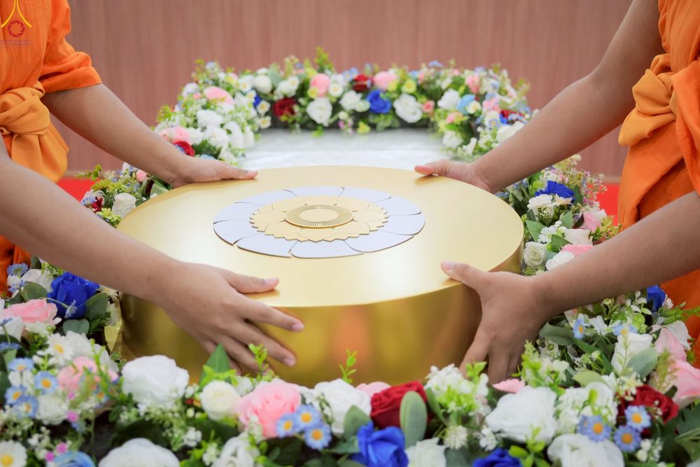 ภาพ No.270440:วันอาทิตย์ที่ 19 ตุลาคม พ.ศ. 2568 พิธีทอดกฐินสามัคคี , พิธีสมโภชพระประธาน อัญเชิญพระบรมสารีริกธาตุบรรจุ ในเกศและประดิษฐานจักรแก้ว ในแผ่นฌานองค์พระประธาน ณ ศูนย์ปฏิบัติธรรมเขาคิชฌกูฏ จ.จันทบุรี