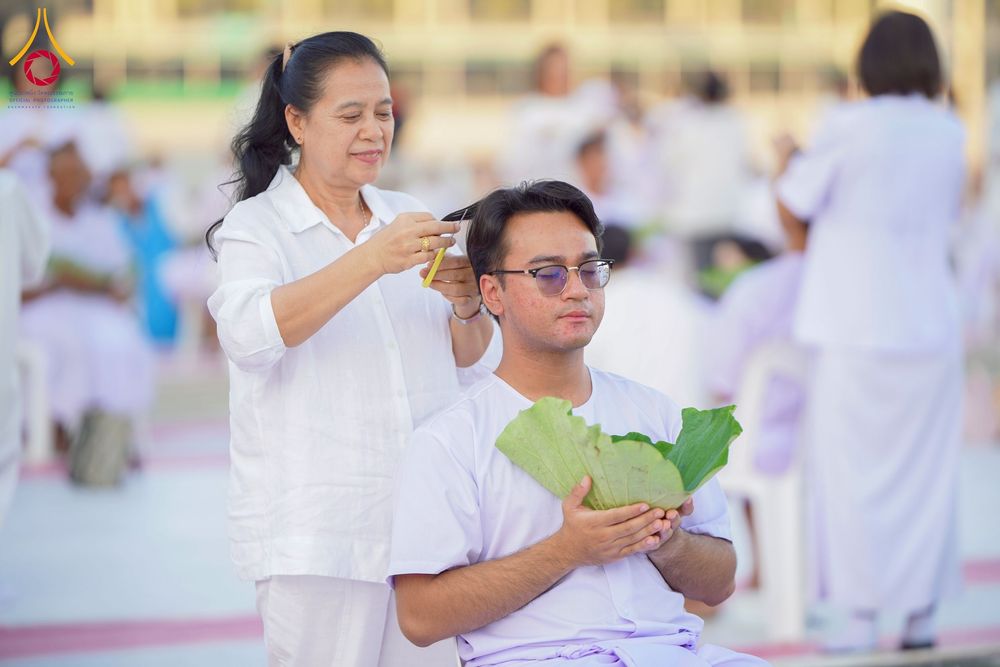 ภาพ No.274721:วันอาทิตย์ที่ 30 พฤศจิกายน พ.ศ. 2568 พิธีปลงผม โครงการอุปสมบทบูชาธรรมมหาปูชนียาจารย์ ปี 2568 ณ ลานธรรมพระมหาธรรมกายเจดีย์ ฝั่งทิศตะวันตก ระหว่างวิหารคดหมายเลข 8 และ 9 วัดพระธรรมกาย