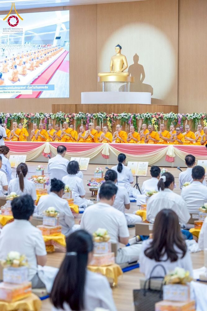 ภาพ No.239539:วันอาทิตย์ที่ 17 สิงหาคม พ.ศ. 2568 พิธีถวายคิลานเภสัช และอุปกรณ์ทางการแพทย์ แด่คณะสงฆ์ เนื่องในวันธรรมชัย ณ ห้องแก้วสารพัดนึก 2 สภาธรรมกายสากล วัดพระธรรมกาย