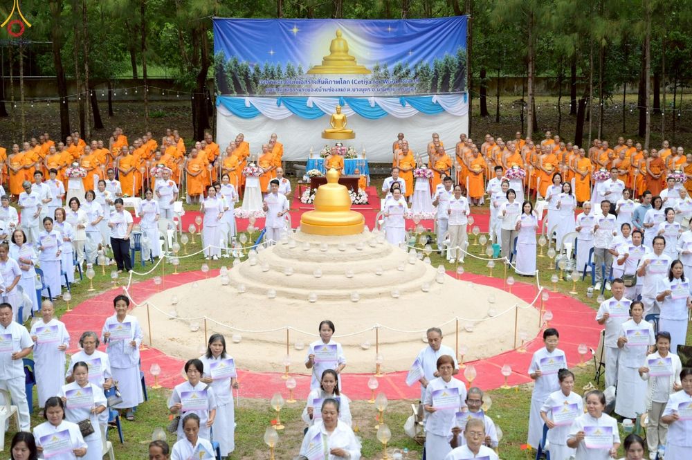 ภาพ No.238317:วันเสาร์ที่ 9 สิงหาคม พ.ศ. 2568 พิธีกลั่นแผ่นดิน โปรยทราย และจุดประทีปถวายเป็นพุทธบูชา จ.ระยอง สถาปนาองค์พระเจดีย์เพื่อสร้างสันติภาพโลก ณ ศูนย์ปฏิบัติธรรมระยอง(บ้านช่องลม) ต.บางบุตร อ.บ้านค่าย จ.ระยอง