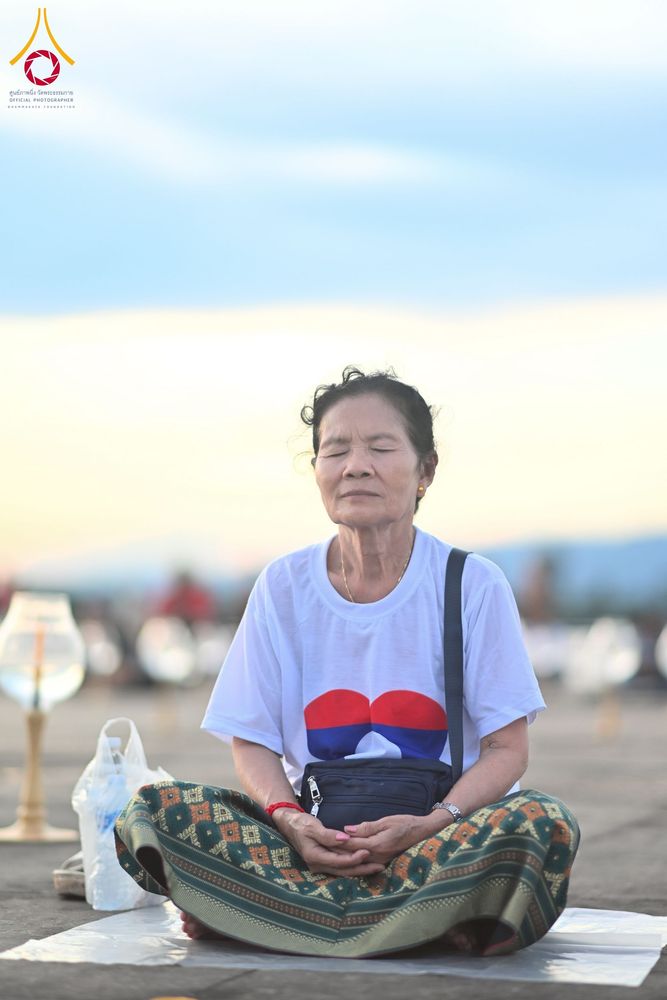 ภาพ No.250420:วันอังคารที่ 7 ตุลาคม พ.ศ. 2568 พิธีจุดประทีปบูชาพระรัตนตรัย ณ ลานธรรมปทุมรัตน์ธรรมเจดีย์ พุทธอุทยานนานาชาติ อ.โพนพิสัย จ.หนองคาย