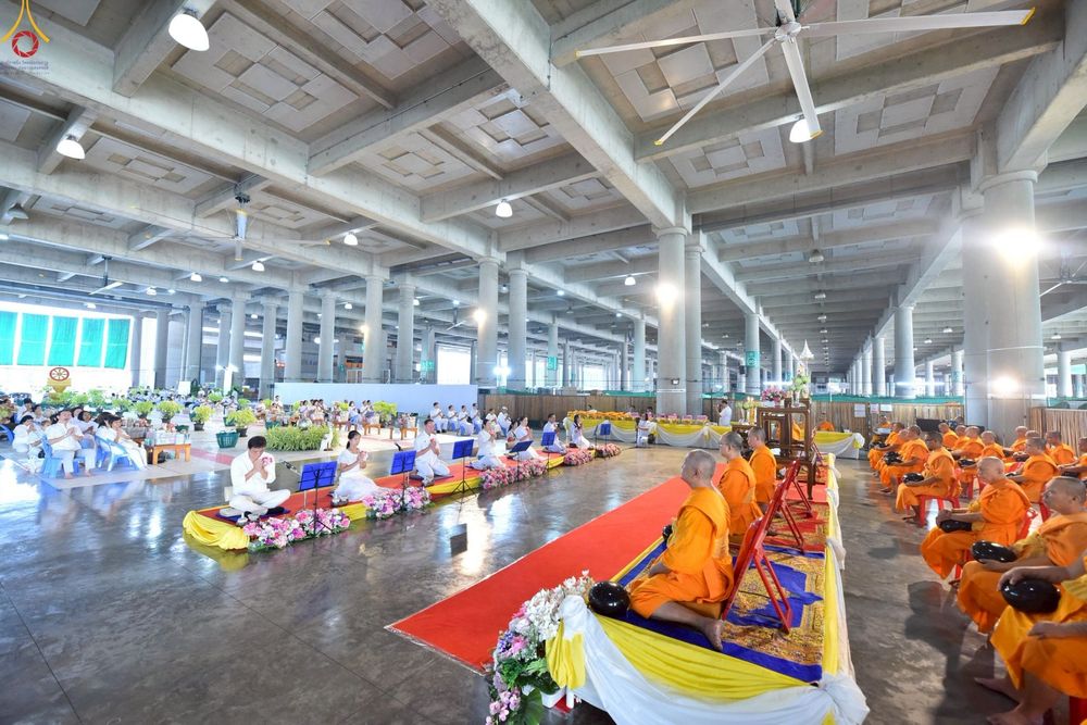 ภาพ No.246580:วันที่ 14 กันยายน พ.ศ. 2568 พิธีตักบาตรฉลองพระใหม่ ในโครงการอุปสมบทหมู่บูชาธรรม ครบรอบ108ปี วันครูผู้ค้นพบวิชชาธรรมกาย ณ วิหารคด วัดพระธรรมกาย