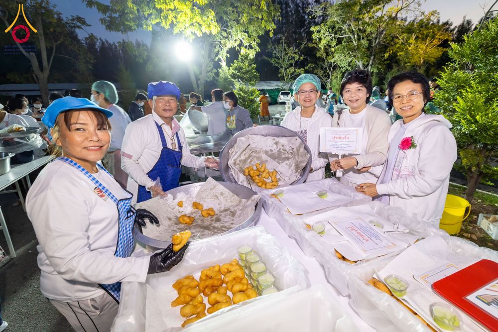 ภาพ No.193689:สาธุชนถวายภัตตาหารเป็นสังฆทาน แด่พระธรรมยาตรา ณ อนุสรณ์สถานมหาวิหารพระมงคลเทพมุนี (โลตัสแลนด์) อ.สองพี่น้อง จ.สุพรรณบุรี ในโครงการธรรมยาตรา กตัญญูบูชา มหาปูชนียาจารย์ พระมงคลเทพมุนี(สด จนฺทสโร) พระผู้ปราบมาร ปีที่ 13 วันที่ 12 มกราคม พ.ศ.2568