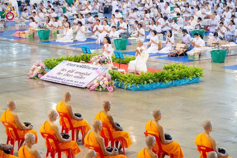 ภาพ No.256741:วันที่ 5 ตุลาคม พ.ศ. 2568 พิธีตักบาตร ข้าวสารอาหารแห้ง ณ บ้านแก้วเรือนทองคุณยายฯ สภาธรรมกายสากล วัดพระธรรมกาย