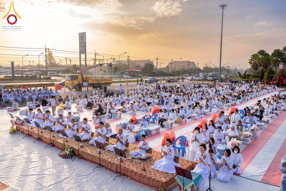 ภาพ No.276887:วันเสาร์ที่ 6 ธันวาคม พ.ศ. 2568 พิธีตักบาตรพระ 1,000 รูป อุทิศถวายพระราชกุศลสมเด็จพระนางเจ้าสิริกิติ์ พระบรมราชินีนาถ พระบรมราชชนนี พันปีหลวง และ ทำบุญเมืองลำปาง ครบรอบ 1,345 ปี ณ ลานพระบรมราชานุสาวรีย์สมเด็จพระนเรศวรมหาราชนครลำปาง อ.เกาะคา จ.ลำปาง