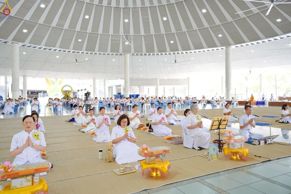 ภาพ No.246974:วันที่ 20 กันยายน พ.ศ. 2568 พิธีถวายเมนูสวรรค์เพื่อการบรรลุธรรม ณ หอฉันคุณยายอาจารย์ฯ วัดพระธรรมกาย