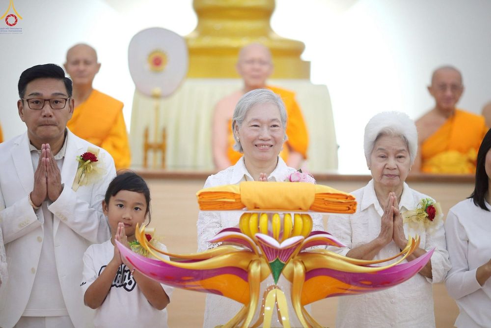 ภาพ No.258582:วันที่ 19 ตุลาคม พ.ศ. 2568 พิธีทอดกฐินสามัคคีทั่วไทย 30,000 วัด โดยคณะศิษยานุศิษย์ บูชาธรรม 81 ปี หลวงพ่อธัมมชโย ณ ศูนย์ปฎิบัติธรรมน้ำใสใจสว่าง  เขตบางกอกน้อย กรุงเทพมหานคร