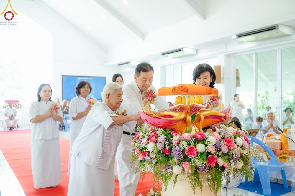 ภาพ No.169608:พิธีทอดกฐินเพื่อสร้าง หอฉันคุณยายอาจารย์ มหารัตนอุบาสิกาจันทร์ ขนนกยูง  ณ ศูนย์ปฏิบัติธรรมชลบุรี วันที่ 25 ตุลาคม พ.ศ. 2567