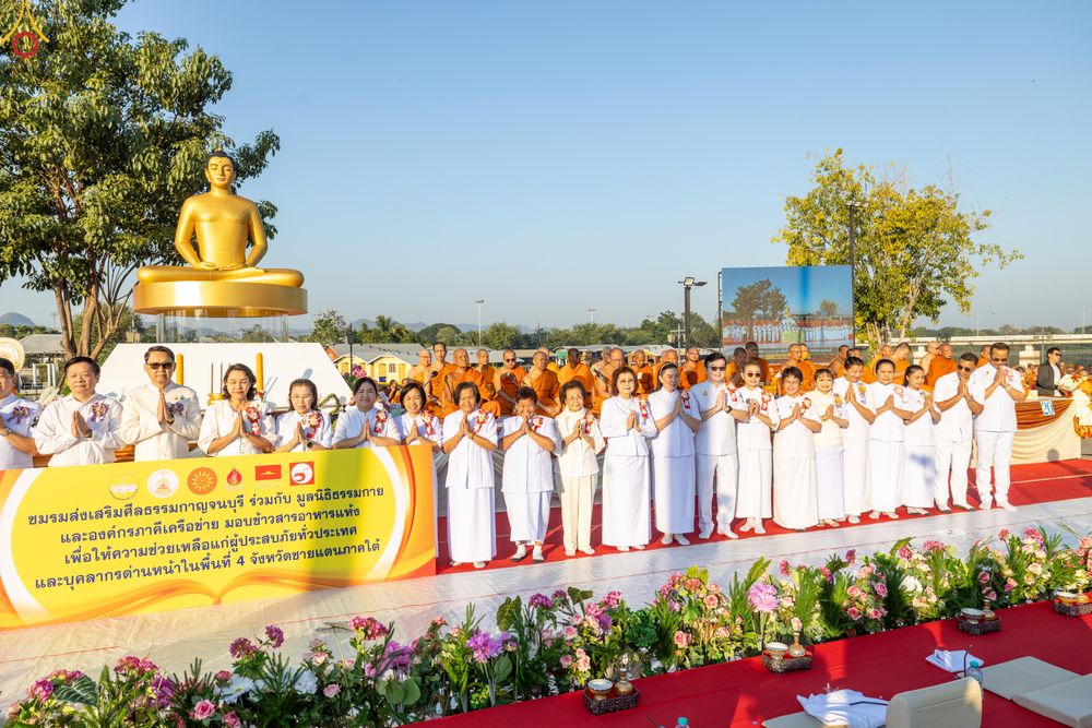 ภาพ No.282649:วันเสาร์ที่ 20 ธันวาคม พ.ศ.2568 พิธีตักบาตรพระ 10,000 รูป (ชุด 2) เนื่องในโอกาส 194 ปี จังหวัดกาญจนบุรี และอุทิศส่วนกุศลให้แด่บรรพชนทั้งหลาย บริเวณถนนสองแคว (Skywalk) เมืองกาญจนบุรี