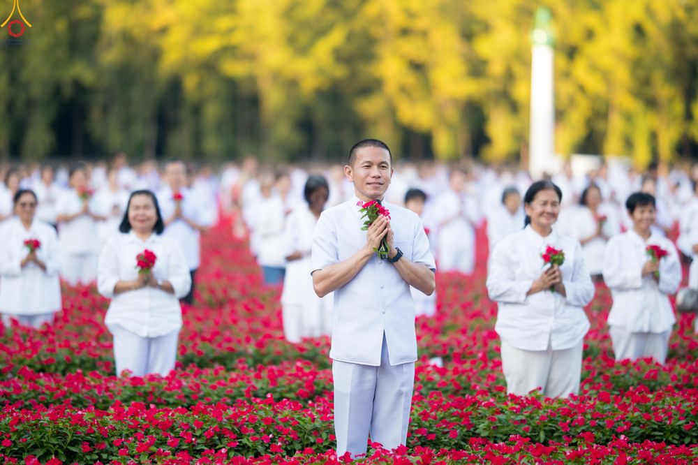 ภาพ No.280934:วันที่ 28 ธันวาคม พ.ศ.2568 กิจกรรมเก็บดอกแพงรวย ณ ทุ่งสวรรค์ตะวันฉาย วัดพระธรรมกาย