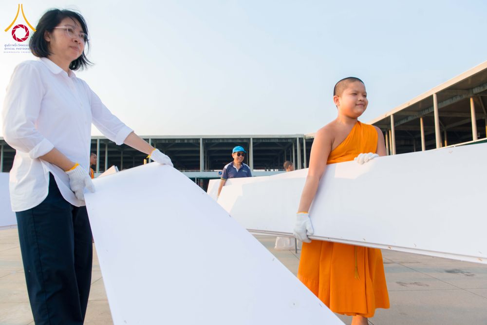 ภาพ No.326500:วันที่ 26 -27 เมษาบน พ.ศ.2569 การเก็บงานแผ่นหน้าโต๊ะที่ลานธรรม งานถวายมหาสังฆทาน 40,000 กว่าวัดทั่วประเทศ ณ ลานธรรม วัดพระธรรมกาย