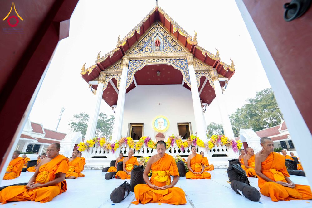 ภาพ No.297310:วันที่ 15 มกราคม พ.ศ.2569 พระธรรมยาตราปฏิบัติธรรมและถ่ายภาพหมู่ประวัติศาสตร์ อนุสรณ์สถานลำดับที่ 4 สถานที่เกิดด้วยกายธรรม  ณ วัดโบสถ์บน ต.บางคูเวียง จ.นนทบุรี ในโครงการธรรมยาตรา กตัญญูบูชา มหาปูชนียาจารย์ พระมงคลเทพมุนี(สด จนฺทสโร) พระผู้ปราบมาร อนุสรณ์ส